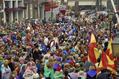 Veel publiek is toegelopen om Sint met de auto te zien aankomen. Grave ? 