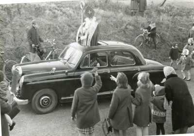 In Lith laat Sinterklaas zich vervoeren in een Mercedes Benz. Lith, ?