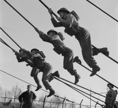 Foto: Soldaten oefenen op touwen, Vught 1951 (foto: J.D. Noske, collectie Anefo via Nationaal Archief nr. 2.24.01.03)