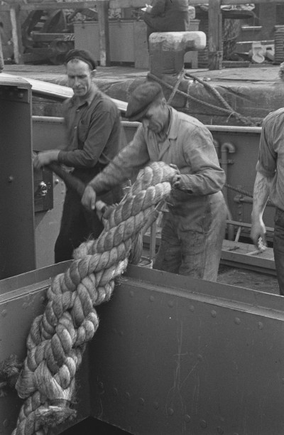 Foto: dik touw voor de scheepvaart, Groot-Brittannië 1943 (foto: fotograaf onbekend, collectie Anefo via Nationaal Archief nr. 2.24.01.05)