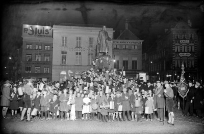Driekoningenzangers met lampionnen bij het standbeeld van Jeroen Bosch op de Markt, 's-Hertogenbosch 1931 (foto: Fotopersbureau Het Zuiden, collectie Erfgoed 's-Hertogenbosch nr. 0025403)