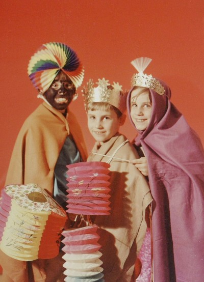 Kinderen verkleed voor de driekoningenviering. Opname bestemd voor de kerstetalage van Fotopersbureau Het Zuiden, 's-Hertogenbosch 1966 (foto: Fotopersbureau Het Zuiden, collectie Erfgoed 's-Hertogenbosch nr. 0025460)