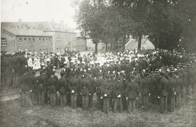 Planting van de Wilhelminaboom op het terrein van de Citadelkazerne, 's-Hertogenbosch 1898 (foto: Pierre Weijnen, collectie Erfgoed 's-Hertogenbosch, nr. 0027598)