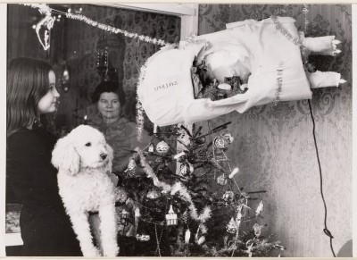 Een kerststal in een sonde nagemaakt van Apollo 8, de eerste missie die in een baan rond de maan werd gebracht. Tilburg, 1968