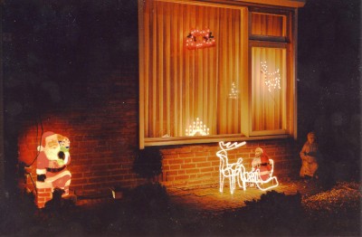 Kerstverlichting bij een huis aan het Kennedyplein, Reek 2007 (foto: Ton Cruijsen, collectie BHIC nr. 1903-000654)