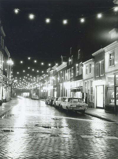 De Rogstraat met sfeerverlichting, Grave jaren 80 (foto: Jean of Jos Smeets, collectie BHIC nr. 1907-007896)