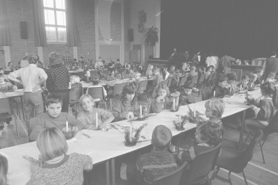 Kindervakantiewerk: kinderen maken kerststukjes. (vermoedelijk) Halsteren, 1986