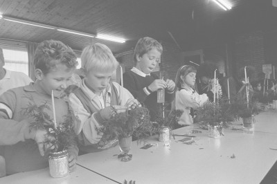 Kindervakantiewerk: kinderen maken kerststukjes. (vermoedelijk) Halsteren, 1986