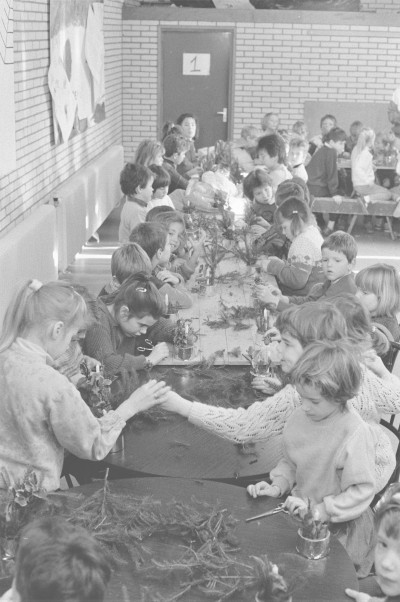 Kinderen maken kerststukjes in gebouw De Tuimelaar. Kruisland, 1986