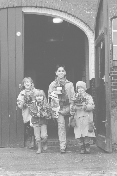 Trotse kinderen met zelfgemaakte kerststukjes bij kinderboerderij Minnebeek. Roosendaal, 1986