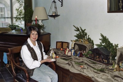 Elst van Woerden zet haar kerststal op. Grave, 1995