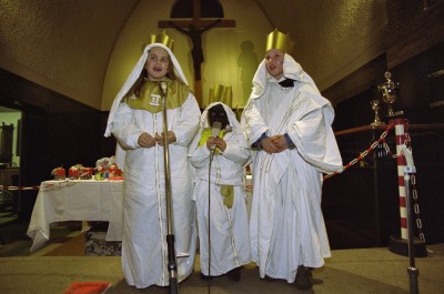 Kinderen treden op in de kerk voor Driekoningen, Grave 2000