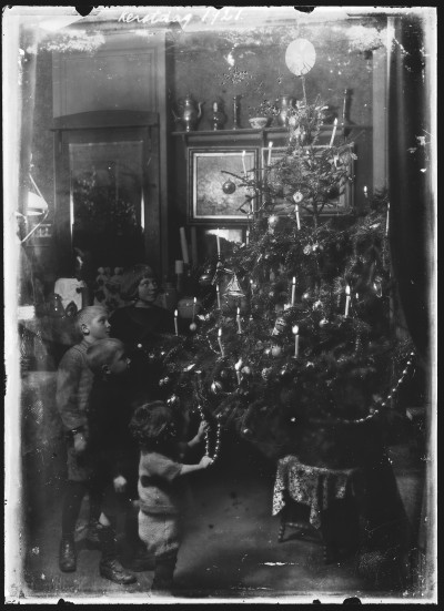 De kinderen bij de kerstboom, Waalwijk 1921 (foto: Th. van Delft, collectie Streekarchief Langstraat, Heusden & Altena nr. WAA53216)