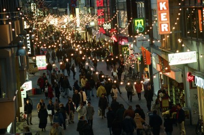 Drukte en kerstversiering in de winkelstraten, Breda 1997 (foto: BN De Stem / Johan van Gurp, collectie Stadsarchief Breda nr. JVG19971111005)