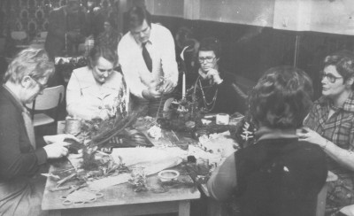 Volwassenen maken kerststukjes. Roosendaal, 1976