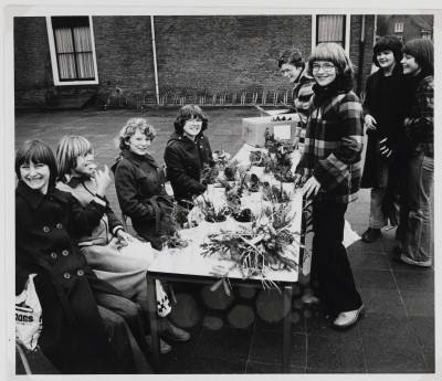 Leerlingen van de Maria Mavo verkopen zelfgemaakte kerststukjes bij hun kerstactie. Zundert, 1977