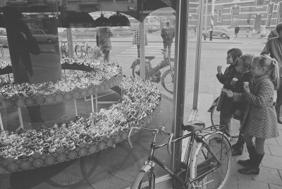 Etalage met kerstballen bij Vroom en Dreesman, Bergen op Zoom 1971 (foto: Dagblad De Stem / Ben A.G. Steffen, collectie West-Brabants Archief nr. ST02063_20)