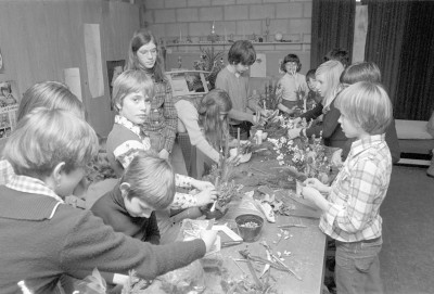 De jeugd van de jeugdnatuurwacht maakt kerststukjes. Fijnaart, 1977