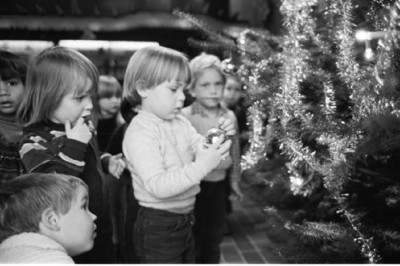 Kerstboomversiering, West-Brabant 1980 (foto: Dagblad De Stem / B. Steffen, collectie West-Brabants Archief nr. ST12248-14)