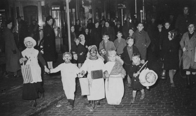 Groep Driekoningenzangertjes gezien vanaf de Pensmarkt bij het Tweede Korenstraatje, 's-Hertogenbosch 1939 (foto: Polygoon, collectie Erfgoed 's-Hertogenbosch nr. 0056708)