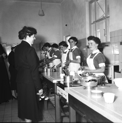 Tijdens de opening van de Huishoud- en Industrieschool in Vught, 1954