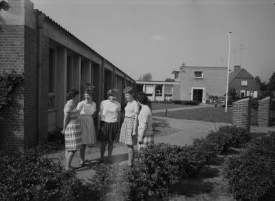 Werkneemsters bij het pand van Schouten aan de Kloosterstraat, Geffen 1964 (foto: Fotopersbureau Het Zuiden, collectie BHIC nr. 1636-000292)