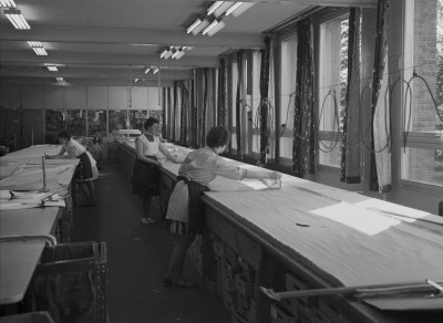 Stof uitleggen, Geffen 1964 foto: Fotopersbureau Het Zuiden, collectie BHIC nr. 1636-000294)