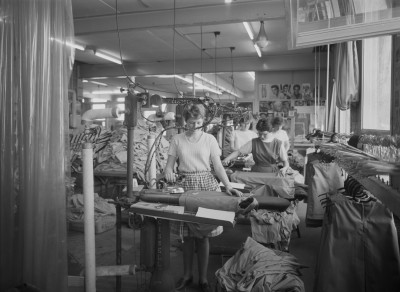 Strijken van de kleding met apparaten van Gissel, Geffen 1964 (foto: Fotopersbureau Het Zuiden, collectie BHIC nr. 1636-000295)