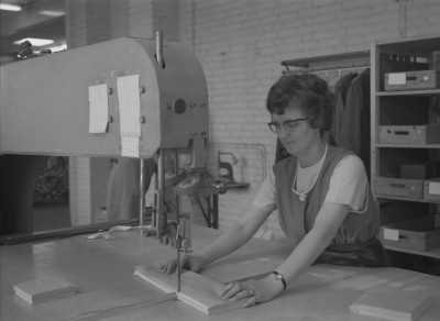Stoffen snijden in het atelier, Geffen 1964 (foto: Fotopersbureau Het Zuiden, collectie BHIC nr. 1636-000296)