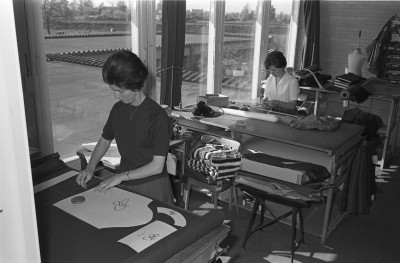 Patronen tekenen in het confectie-atelier, Geffen 1964 (foto: Fotopersbureau Het Zuiden, collectie BHIC nr. 1636-000363)
