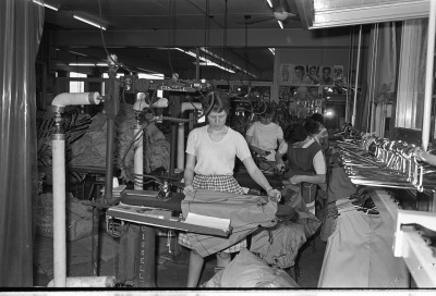 Kleding strijken, Geffen 1964 (foto: Fotopersbureau Het Zuiden, collectie BHIC nr. 1636-000365)