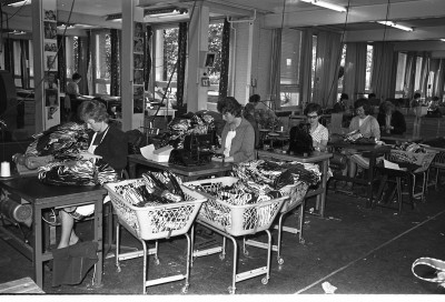 Aan het werk in het atelier, aan de muur posters met de idolen van toen, Geffen 1964 (foto: Fotopersbureau Het Zuiden, collectie BHIC nr. 1636-000366)