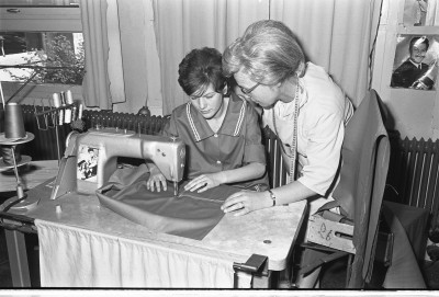 Confectie atelier Schouten, Geffen 1964 (foto: Fotopersbureau Het Zuiden, collectie BHIC nr. 1636-000367)