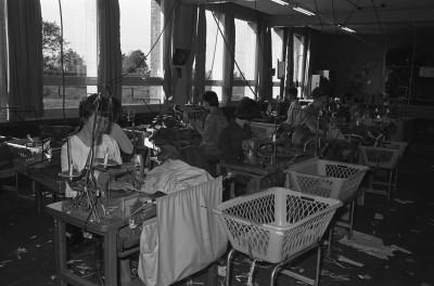 Hoge ramen brengen daglicht in het atelier, Geffen 1964 (foto: Fotopersbureau Het Zuiden, collectie BHIC nr. 1636-000371)