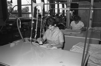 Kleding stomen, Geffen 1964 (foto: Fotopersbureau Het Zuiden, collectie BHIC nr. 1636-000373)