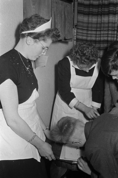 Diensmeisjes bij het 40-jarig priesterfeest van pastoor Goosen. Nuland, 1955