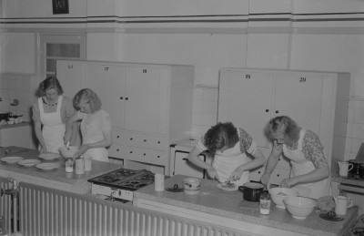 Leerlingen op de Huishoudschool Mater Christi in Oss, 1950