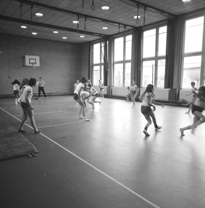 Teamsport in de gymzaal van de Molenbeemden, Veghel 1970 (foto: Fotopersbureau Het Zuiden, collectie BHIC nr. 1673-006093)