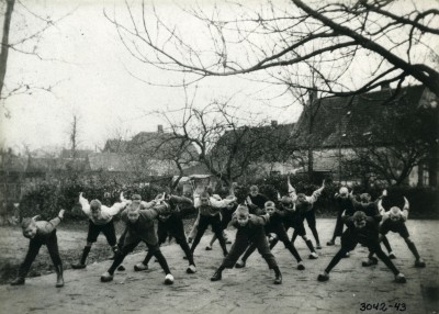 Jongens op klompen doen buiten gymnastiekoefeningen, Esch 1937? (foto: beeldcollectie Jansen, collectie BHIC nr. 1928-000032)