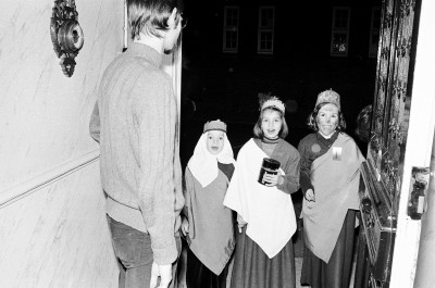 Driekoningenzangertjes aan de deur, Breda 1972 (foto: BN De Stem / Johan van Gurp, collectie Stadsarchief Breda nr. JVG19720106013)