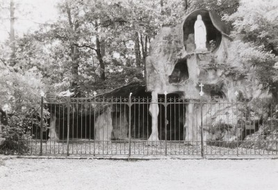 De Lourdesgrot in Mariahout, gebouwd in 1939. Mariahout, 1989