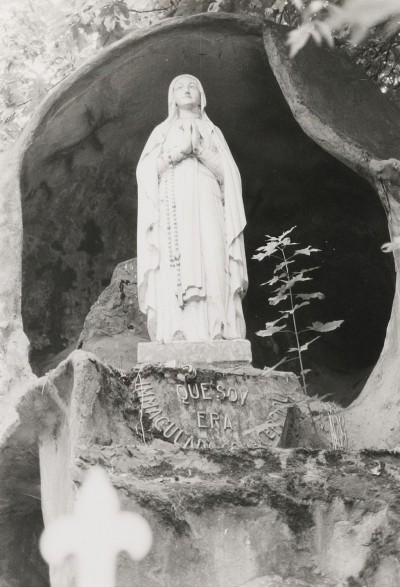 Detail van het Mariabeeld in de Lourdesgrot in Mariahout, 1989