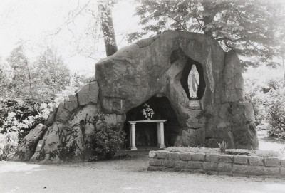 Lourdesgrot in Rijsbergen, gebouwd in 1938. Rijsbergen, 1990