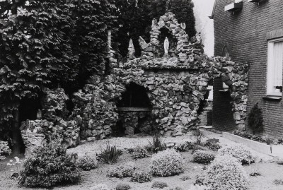 Lourdesgrot in Schijndel, bij een woonhuis. Schijndel, 1989