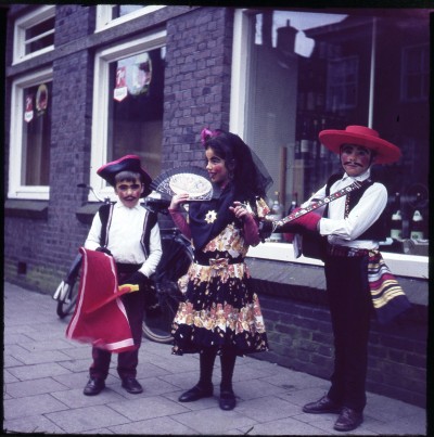 Jan, Pia en Jeroen van Oers nemen deel aan de kinderoptocht tijdens carnaval. Vught, ca. 1965