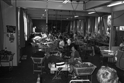 Aan het werk in het confectie-atelier, met links op de muur posters van The Beatles, Geffen 1964 (foto: Fotopersbureau Het Zuiden, collectie BHIC nr. 1636-000379)