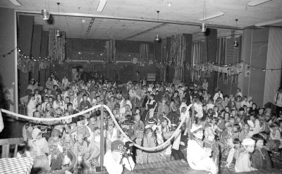 Carnaval voor de jeugd in wijkgebouw de Vink in Schijndel, ca. 1980-1985