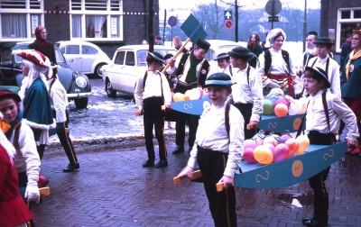 Kinderen van Carnavalsvereniging de Knolderapen tijdens de kinderoptocht op dinsdagmiddag. Vught, 1970