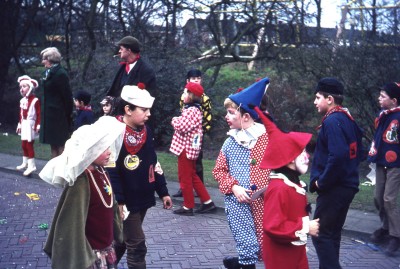Kinderen bij de kinderoptocht. Vught, 1971