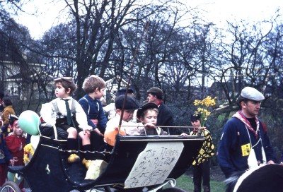 Kinderen in een wagen tijdens de kinderoptocht. Vught, 1971